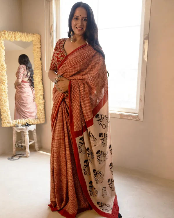 Red_Cotton_Checks_Printed_Mul_Saree_With_Tassels_For_Women